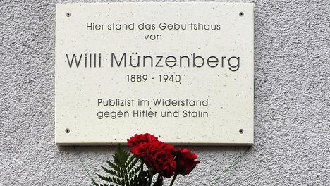 Gedenktafel für Willi Münzenberg am Ort seines Geburtshauses in Erfurt.